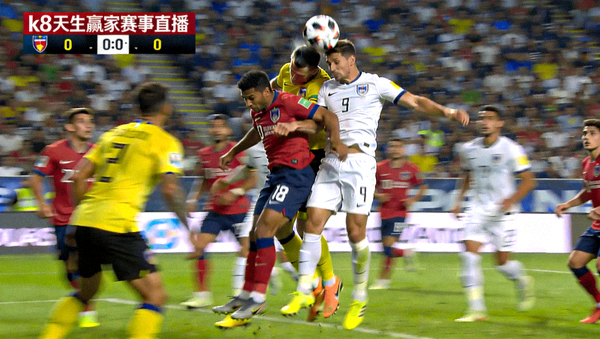 足球比赛现场激烈对抗，k8天生赢家赛事直播画面